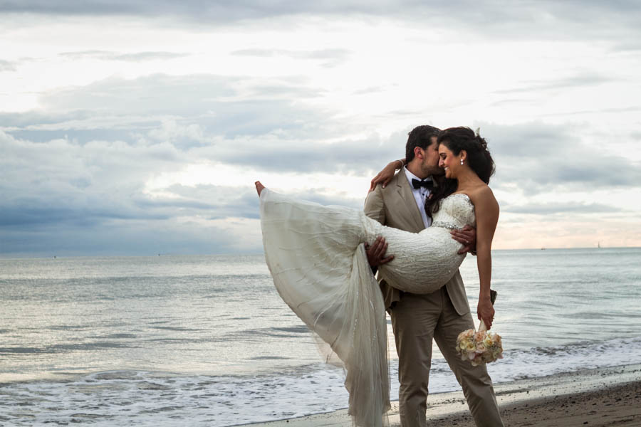 LiMe fotografia de bodas en playa Puerto Vallarta en Velas Resort por Raúl Pérez Amézquita.
